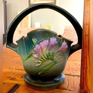 Roseville Pottery - Freesia Flower